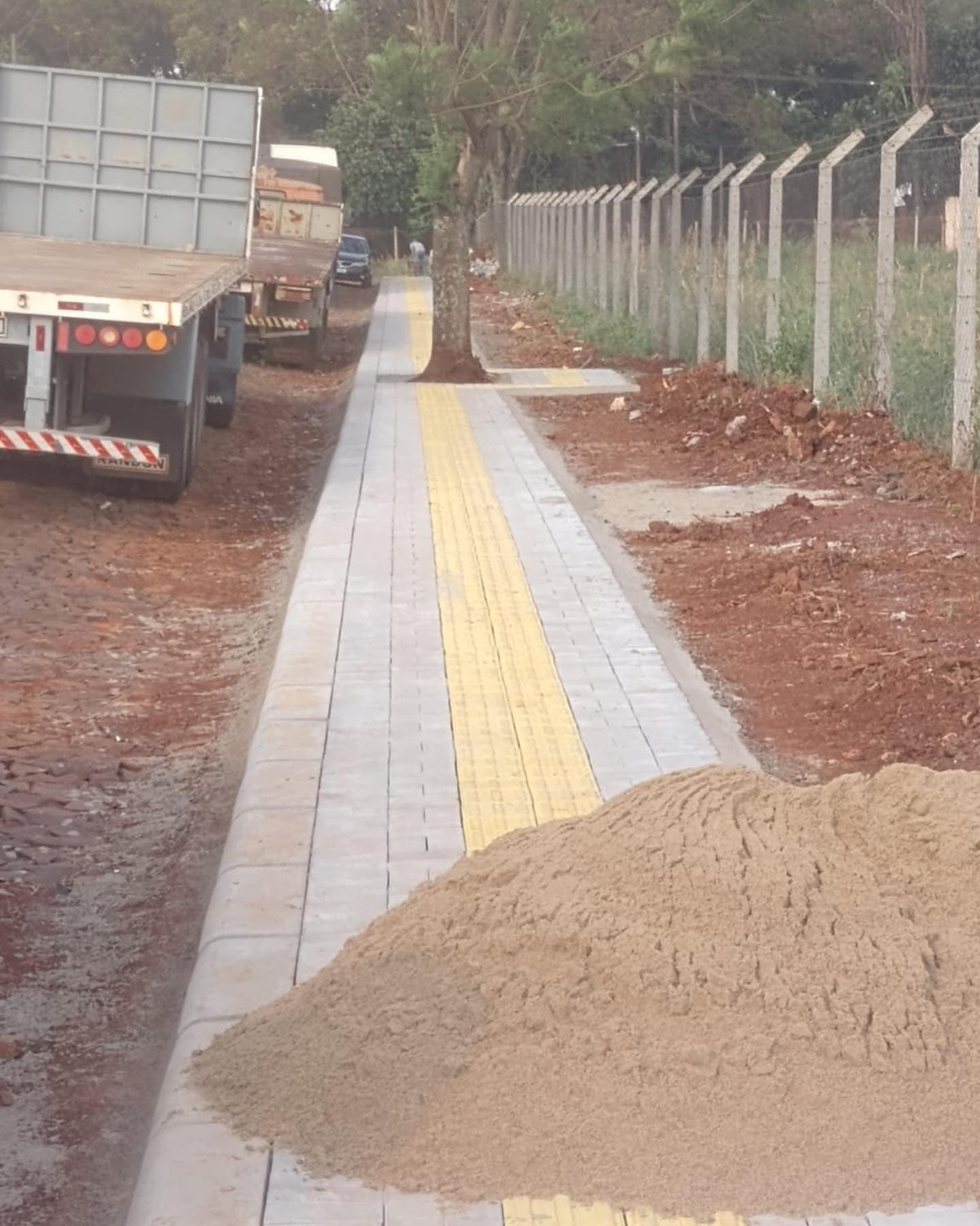 Calçada com pavers e piso tátil instalados pela Lajes Pinheiro